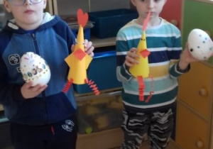 Tomek i Paweł prezentują swoje pracę - "Jajko i kurę"